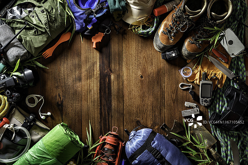 露营、徒步旅行装备与配件框架（顶视图，含文案空间）图片素材