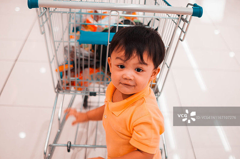 在杂货店里的男婴图片素材