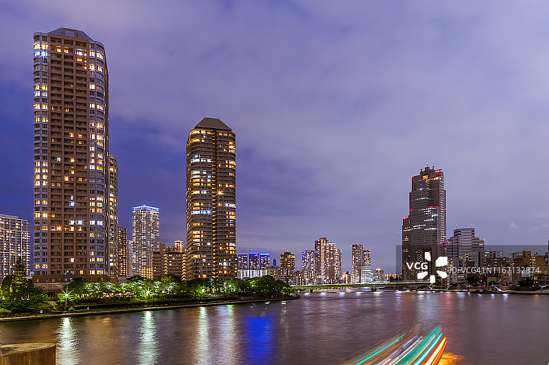 东京海滨夜景天际线图片素材