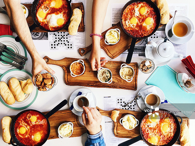 朋友们在餐厅享用早午餐（垂直俯视）图片素材