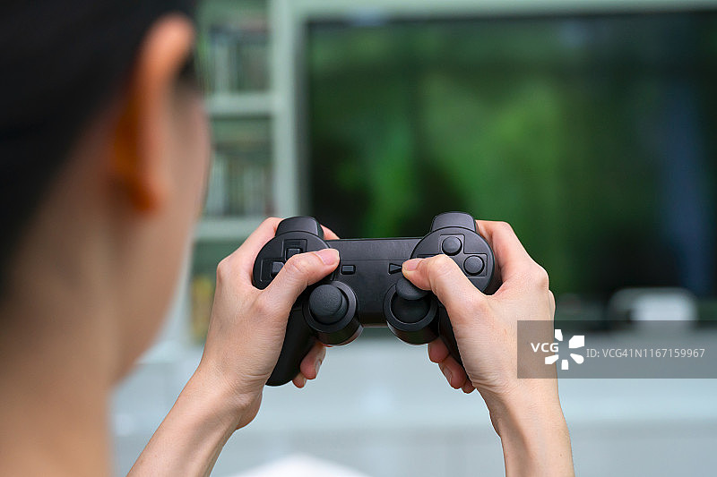 在家用游戏手柄玩游戏机图片素材