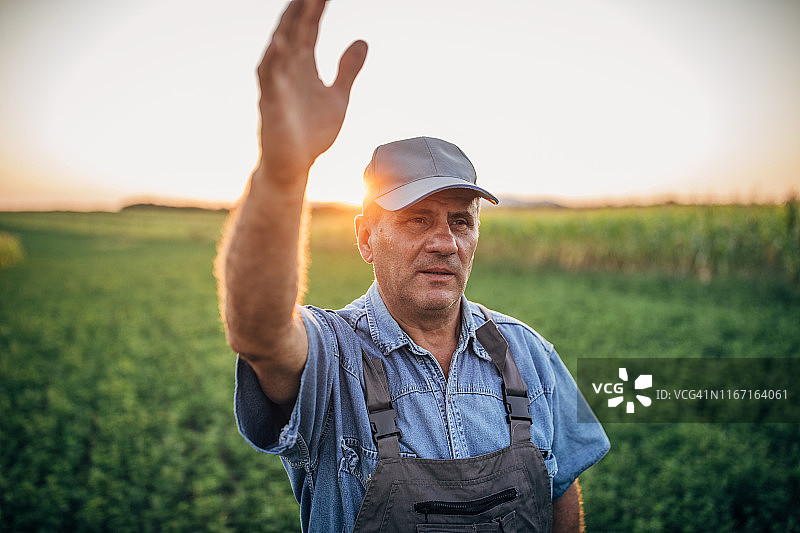 快乐的年长农民图片素材