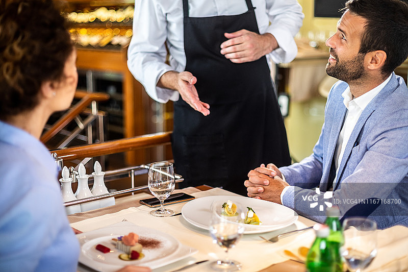 厨师讲解分子料理食材图片素材