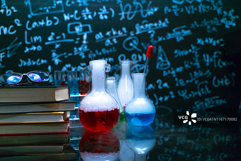 化学课上的快速化学反应图片素材