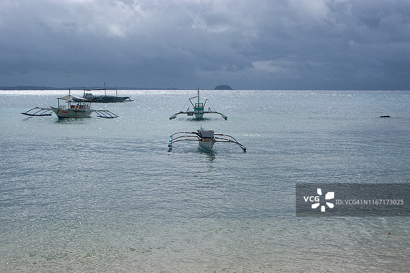 菲律宾传统邦卡船在维萨扬海全景图片素材