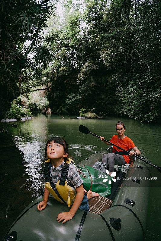 学龄前儿童与母亲在充气筏上，日本森林图片素材