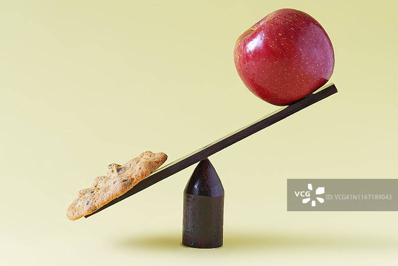 饼干和苹果在秤上图片素材