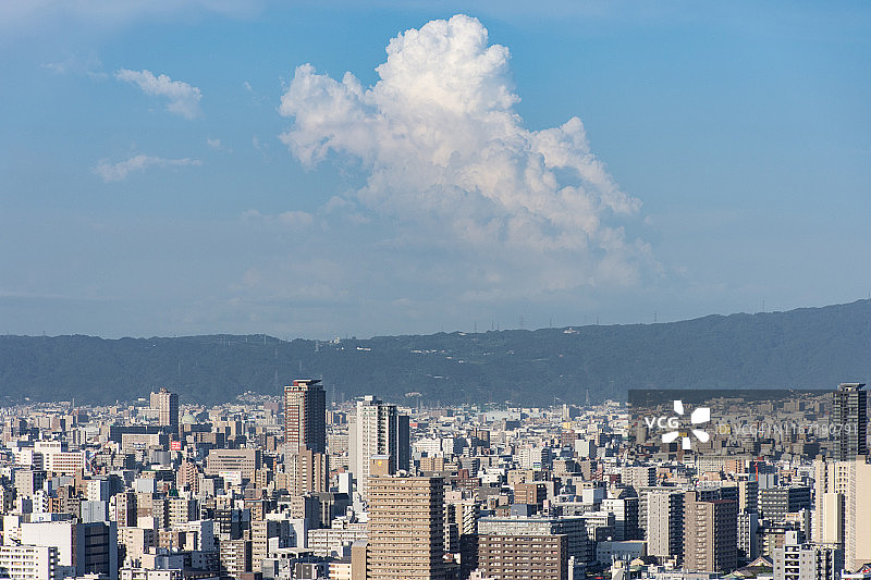 大阪山城中的夏日云彩图片素材