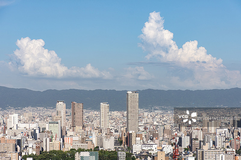 大阪山城中的夏日云彩图片素材