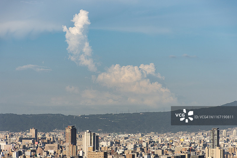 大阪山城中的夏日云彩图片素材