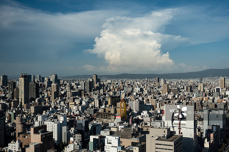 大阪山城中的夏日云彩图片素材