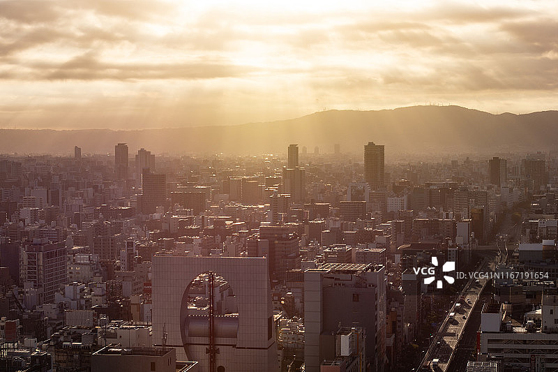 大阪城市建筑上的晨曦图片素材