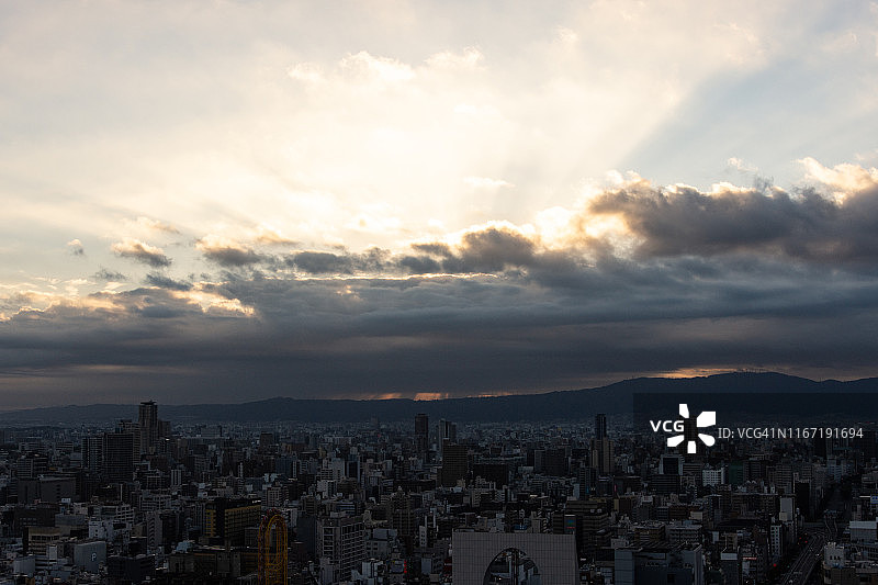大阪城市建筑上的晨曦图片素材