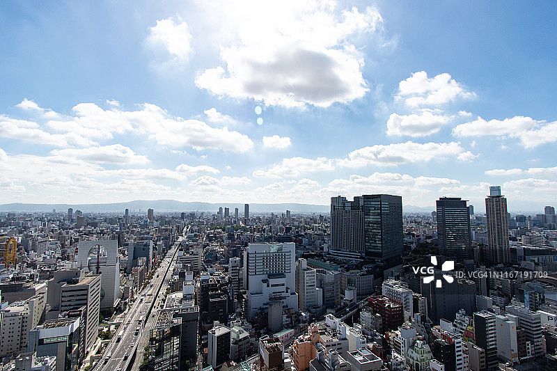 大阪城市建筑上的夏日云彩图片素材