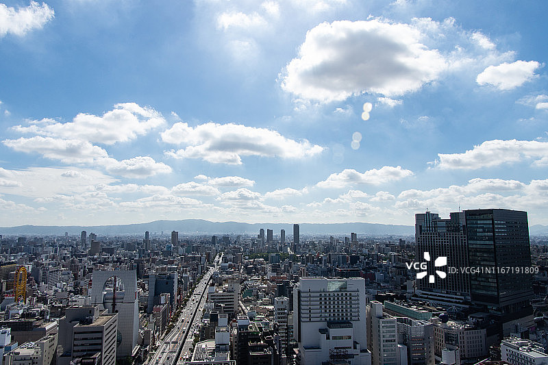 大阪城市建筑上的夏日云彩图片素材