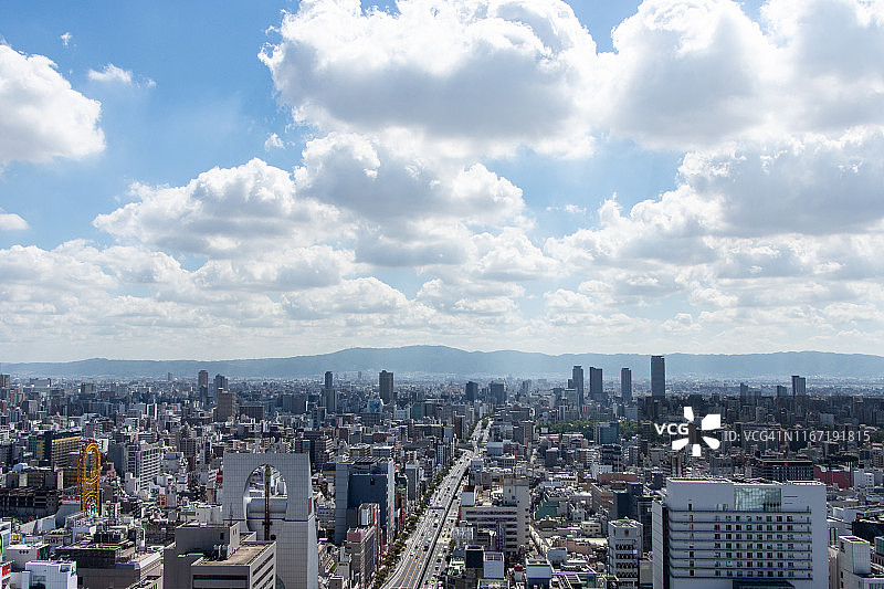 大阪城市建筑上的夏日云彩图片素材