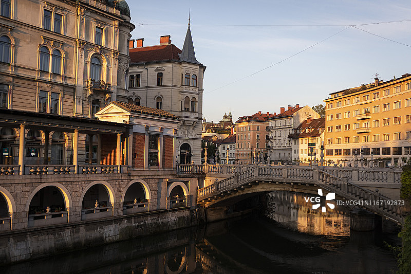 卢布尔雅那河畔风光图片素材