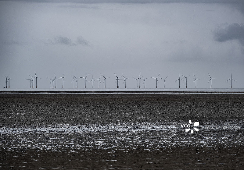 索尔威湾的海上风电场，从邓弗里斯和盖洛威望向坎布里亚海岸图片素材