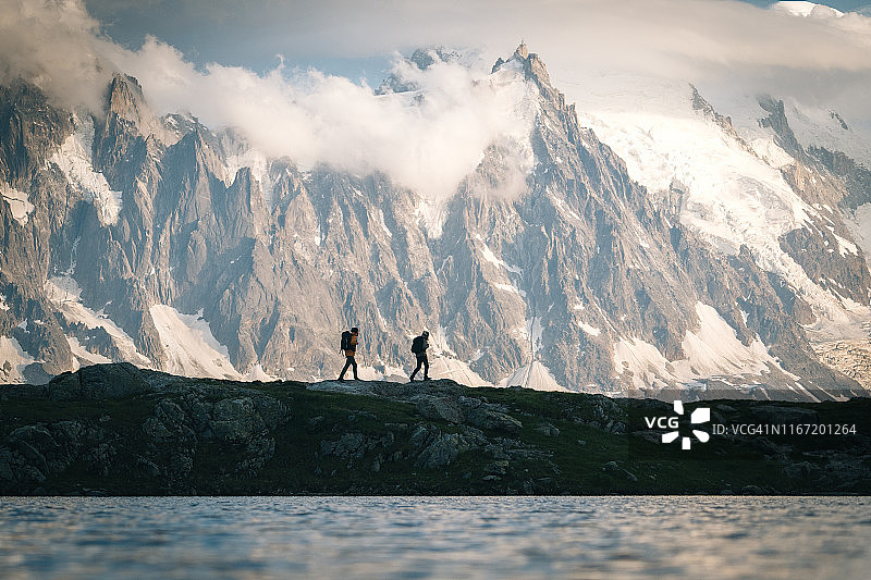 徒步者探索湖上山景图片素材