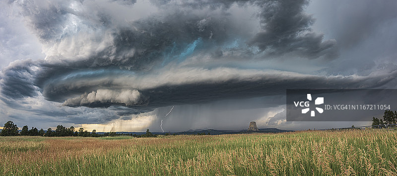 怀俄明州魔鬼塔的暴风雨，美国图片素材