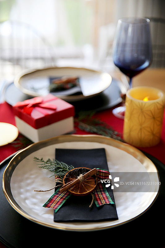圣诞新年除夕餐桌精美餐具摆设图片素材