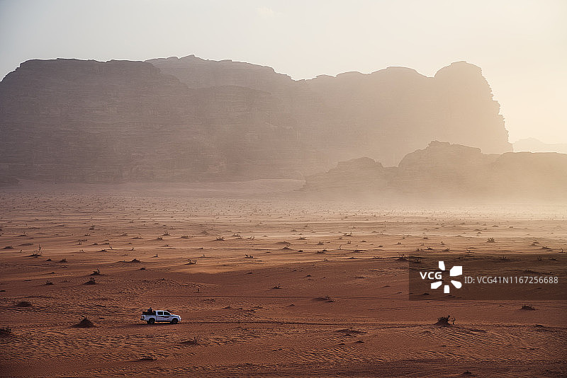 瓦迪拉姆的尘土和山脉图片素材