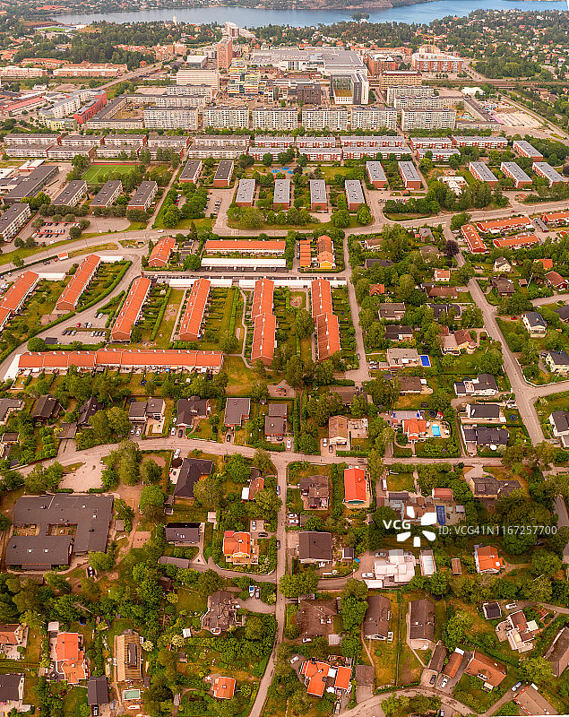 清晨的田园别墅区图片素材