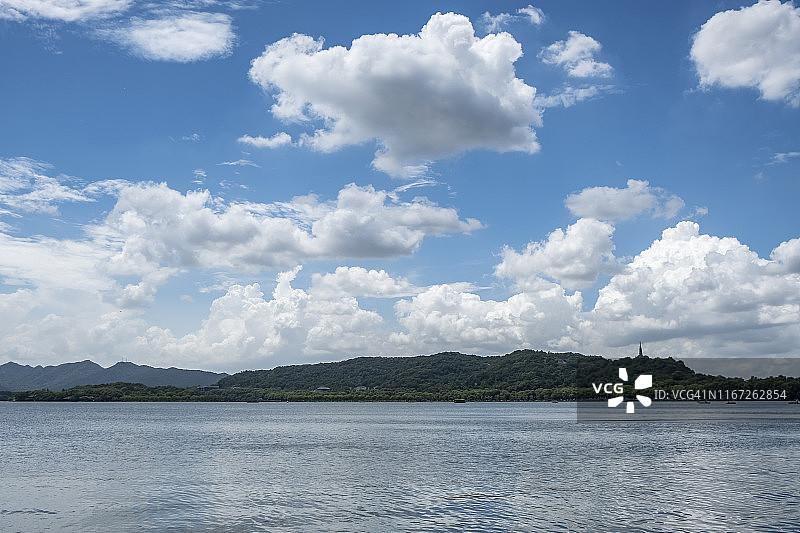 蓝天白云下的杭州西湖风光图片素材