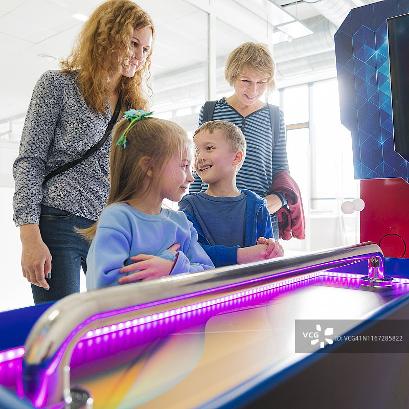一家人，孩子们和成年人，在科技馆里玩得很开心图片素材