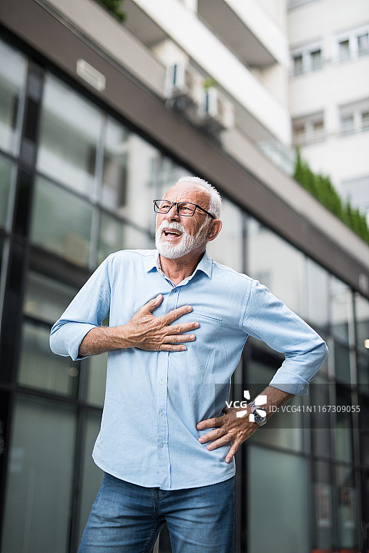 年长的男人感到胸口剧痛图片素材