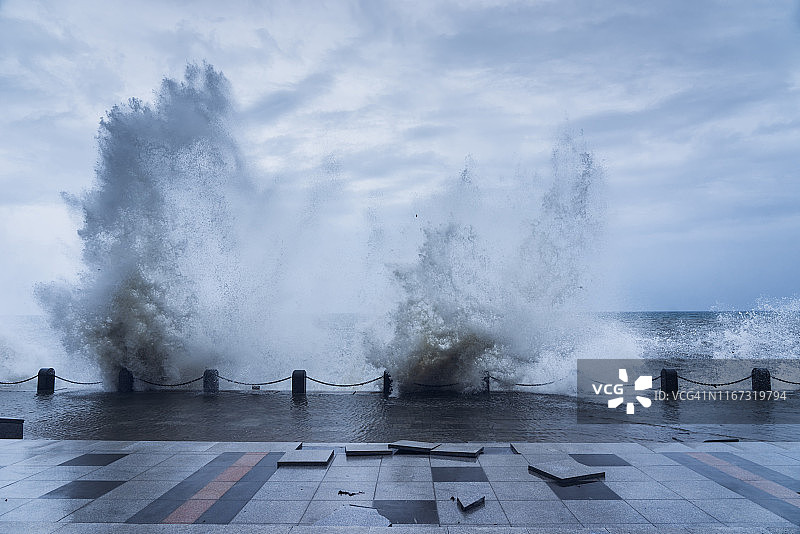 暴风雨掀起巨浪图片素材