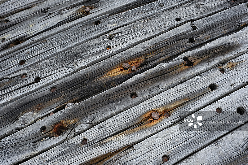 沉船残骸上的老旧木板和钉子图片素材