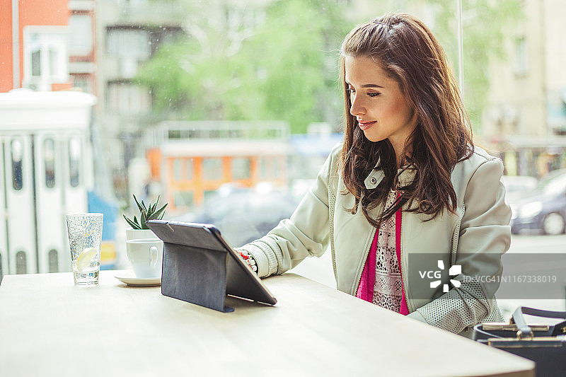 女人在咖啡馆放松图片素材