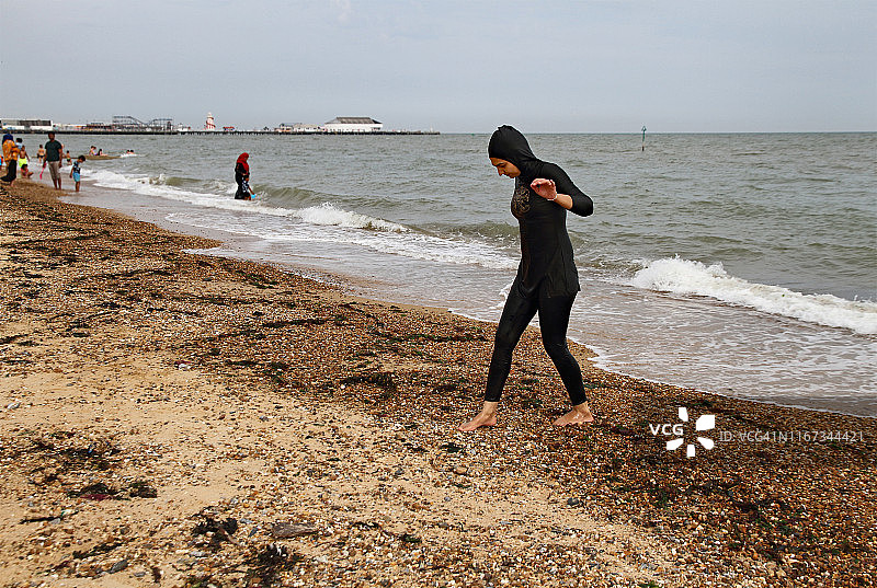 身穿布基尼的年轻女子在海滩上图片素材