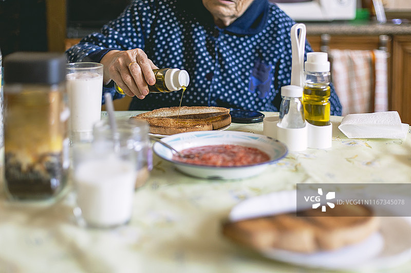 奶奶吃番茄橄榄油吐司早餐图片素材