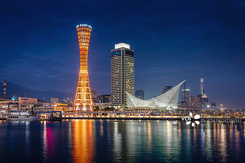夜晚灯火通明的神户港塔滨水城市景观图片素材