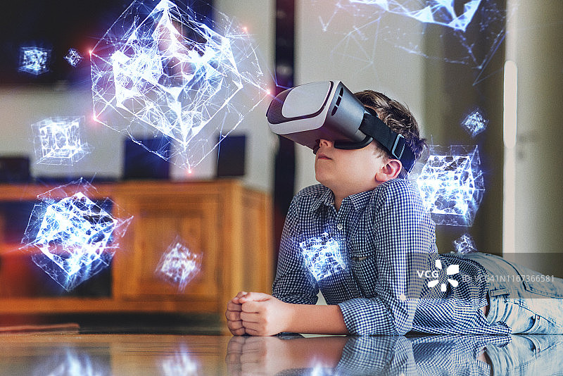 戴着VR眼镜学习几何形状全息图的男孩图片素材