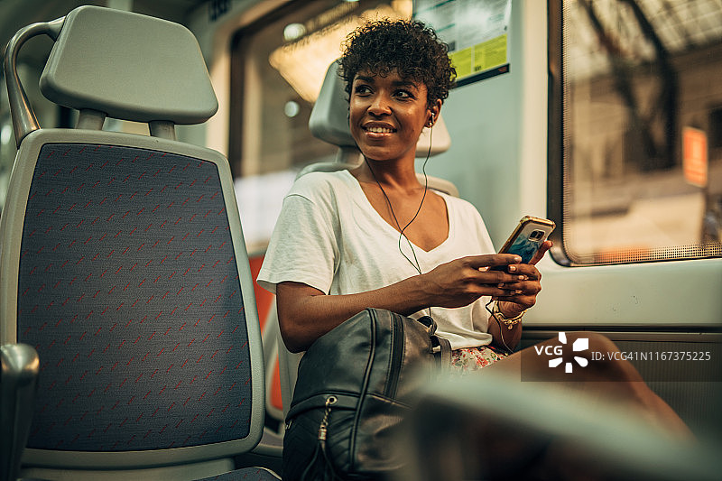 火车上的漂亮女人图片素材