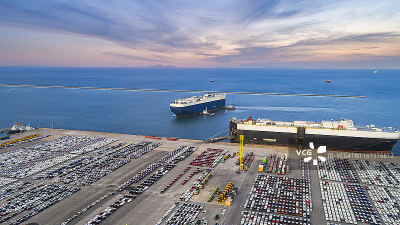 滚装船在码头装卸汽车和卡车（航拍视角）图片素材
