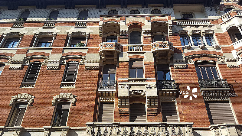 意大利米兰的新哥特式公寓楼图片素材