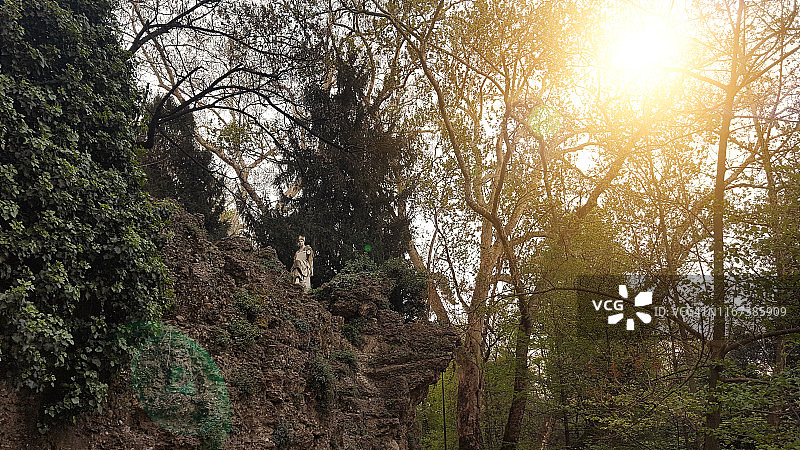 岩层与18世纪雕像，位于意大利米兰威尼斯门公共花园图片素材