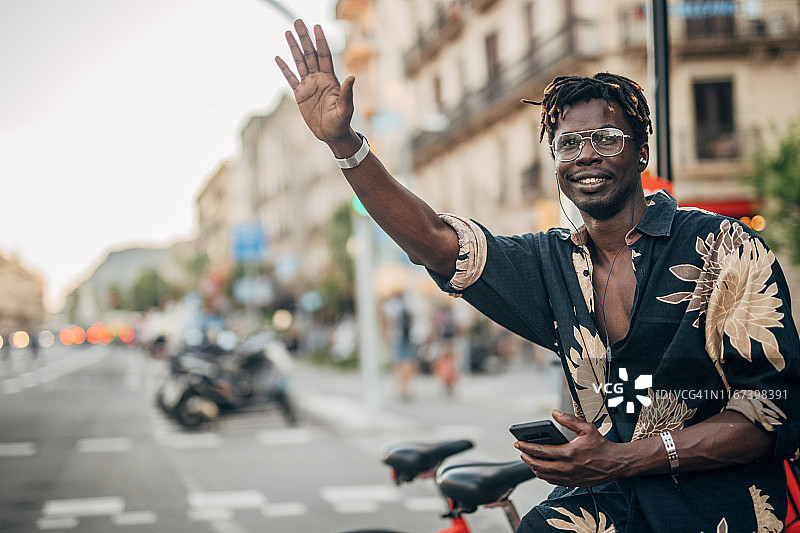 在街上挥手的男人图片素材