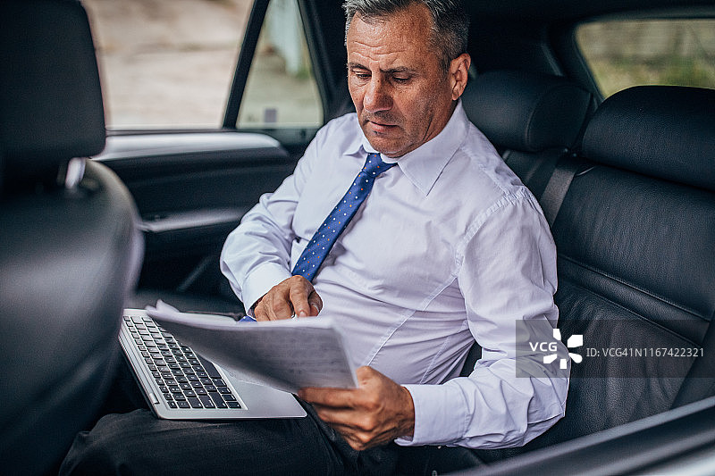 忙碌的年长商人图片素材