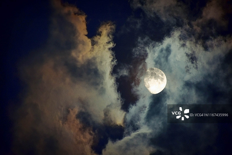 多云夜空中的半月图片素材