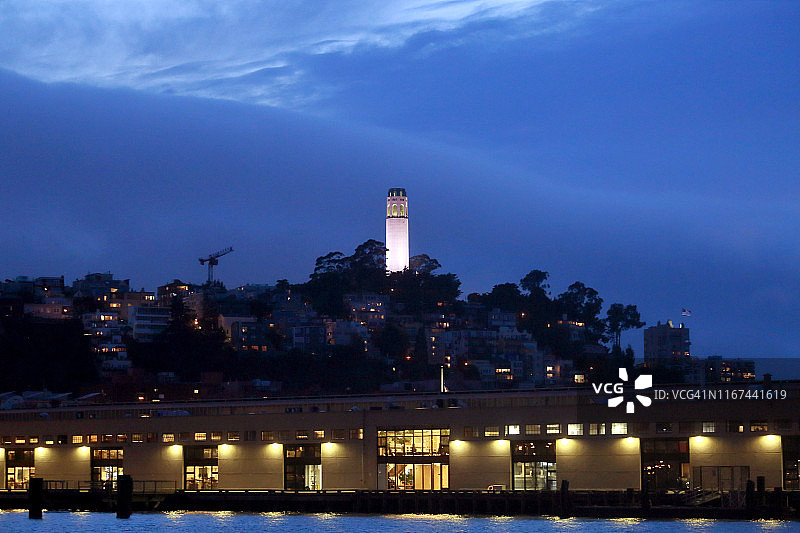 从旧金山市中心7号码头看到的科伊特塔夜景图片素材