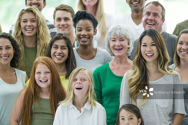 对着镜头微笑的多民族群体图片素材