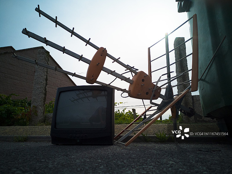 街上的旧电视机和天线图片素材