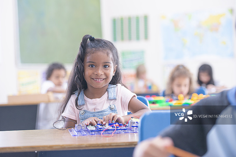 小学女生肖像图片素材