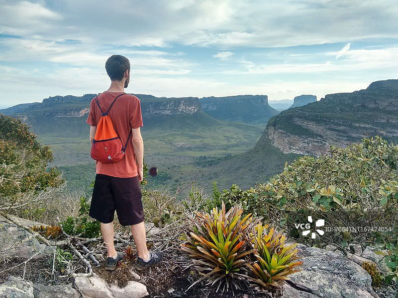 背着背包的男人在巴西巴伊亚钻石高原的帕伊伊纳西奥山上图片素材