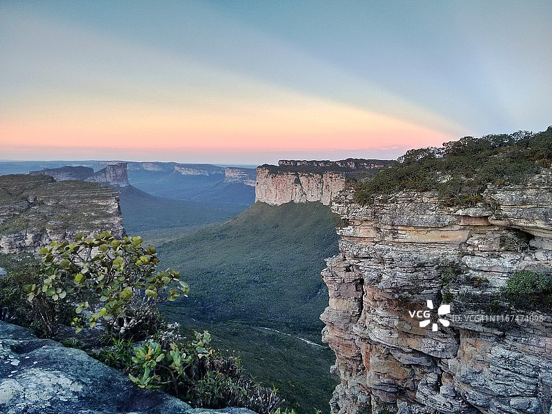 巴西巴伊亚州迪亚曼蒂纳国家公园伊纳西奥山日落图片素材